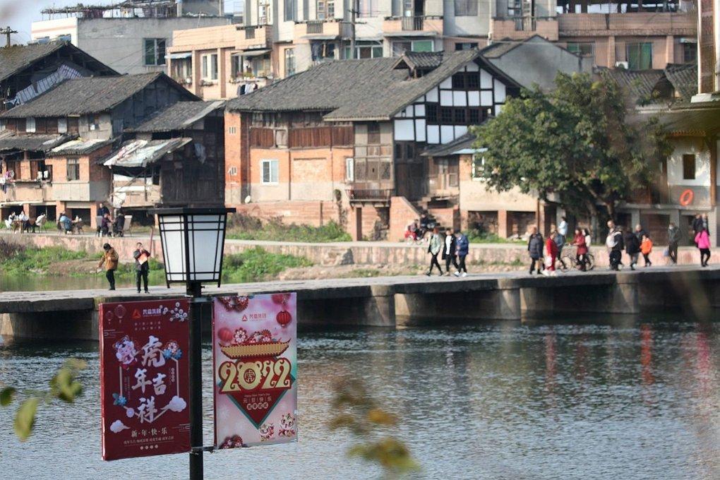 一个女人开始关心别的男人给别的男人送饭这代表什么？游戏画面